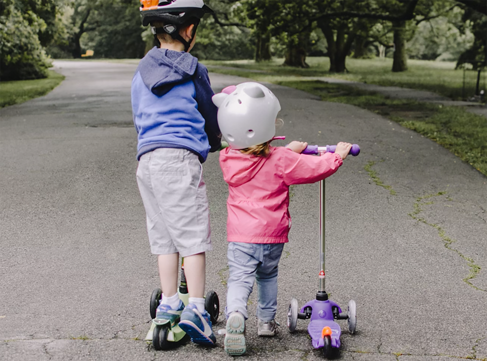 lehuo kids suitcase with scooter